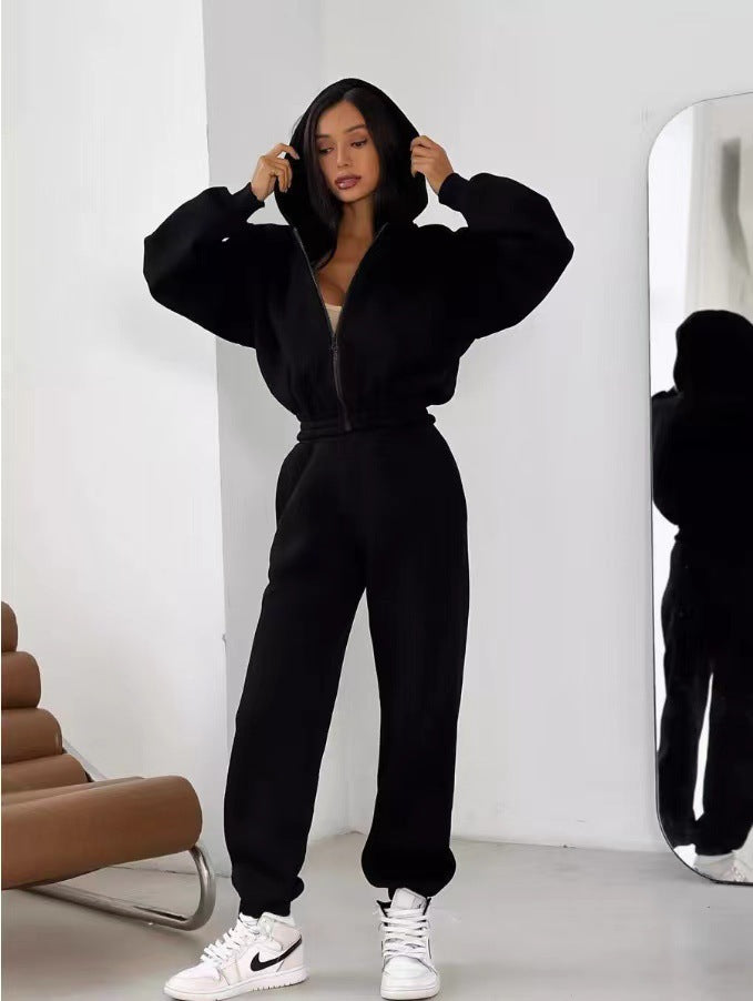 Women sporty crop top and comfortable jogger pants Lune London