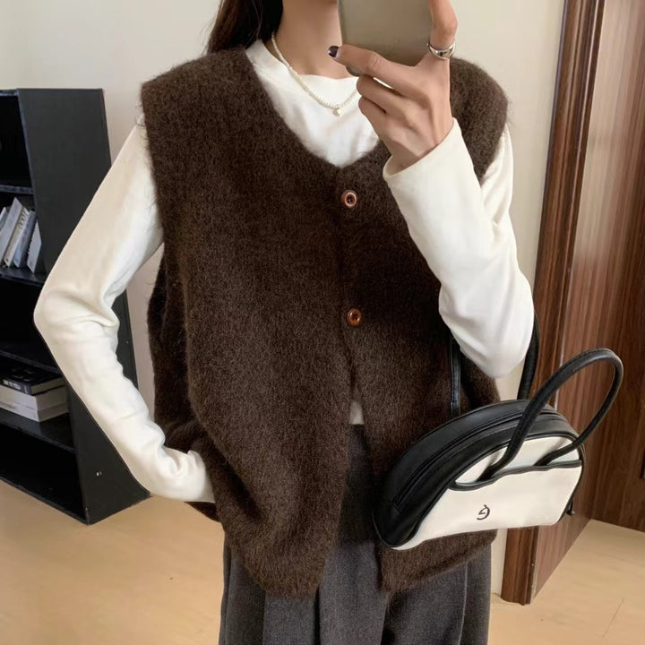 Knit vest for women with button details and soft materials Lune London