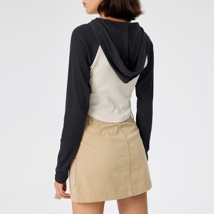 Chic & Stil Women's short sports top with hood and long sleeves