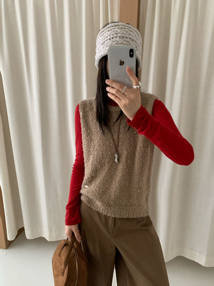 Knitted cardigan for women in soft and fluffy material with a chic and stylish modern fit