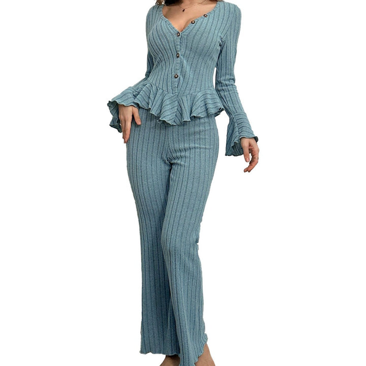 Ensemble femme confortable en deux parties avec des détails en volants et fermeture par bouton Chic & Stil