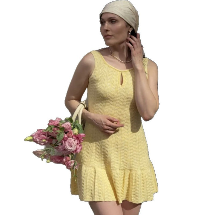 Robe tricotée pour femmes avec un décolleté clé sophistiqué et un ourlet volanté Chic & Stil