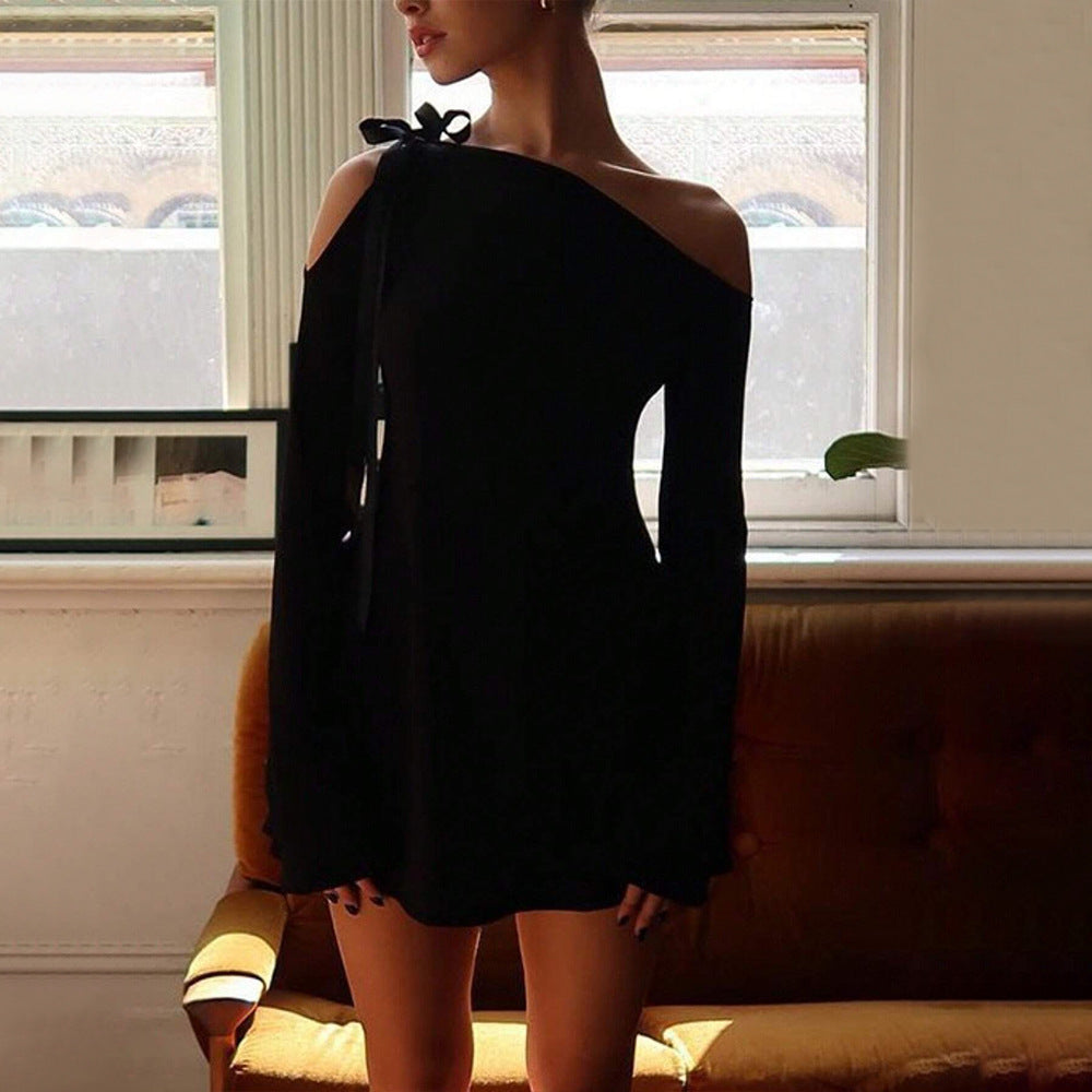 Robe mini femme avec design décolleté et détail volant élégant Chic & Stil