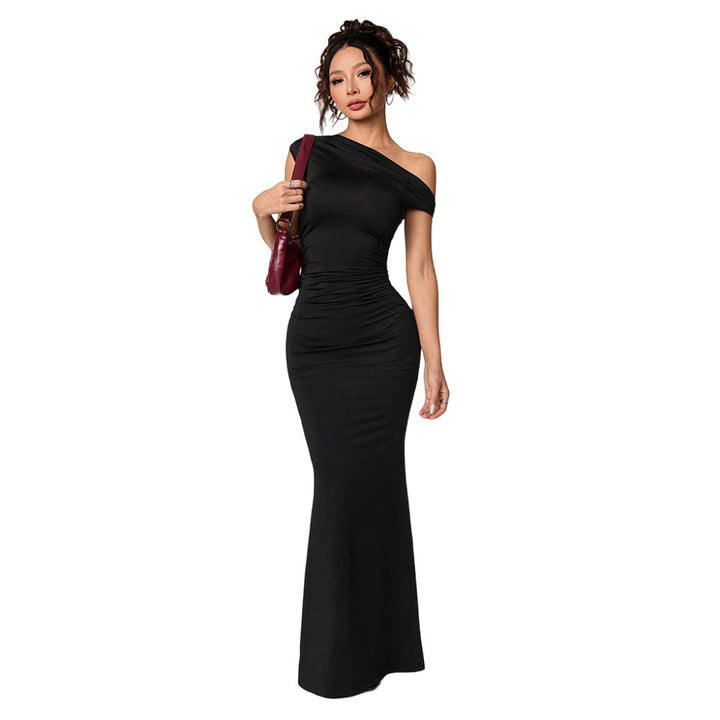 Robe enveloppante ajustée pour femmes avec design dénudé des épaules et détails de volants élégants Chic & Stil