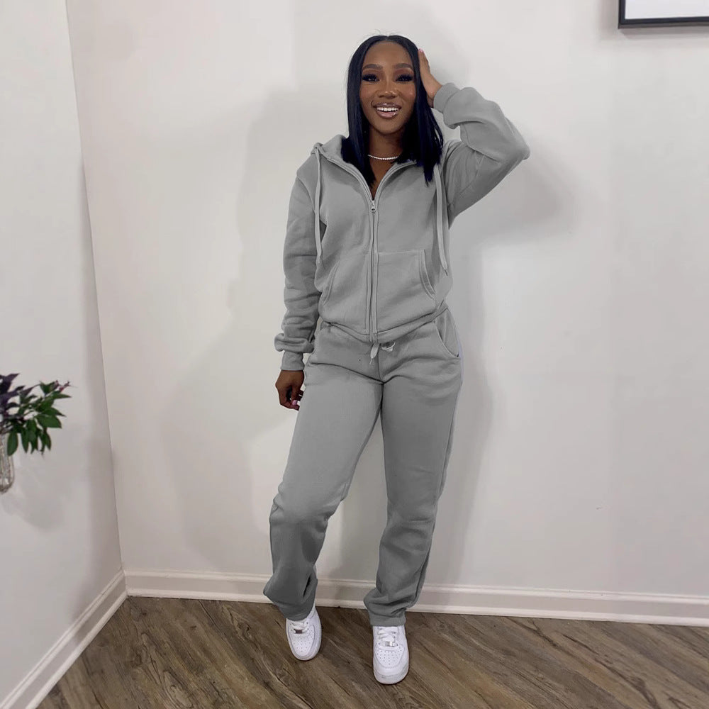 Women's leisure suit with modern zip-up design and flexible fit Chic & Stil