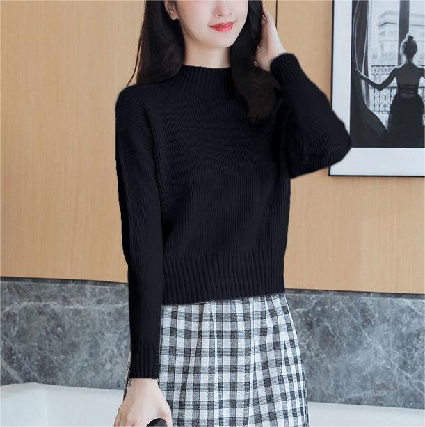 Sweater tricoté décontracté pour femmes avec col montant et détails en fines côtes Chic & Stil