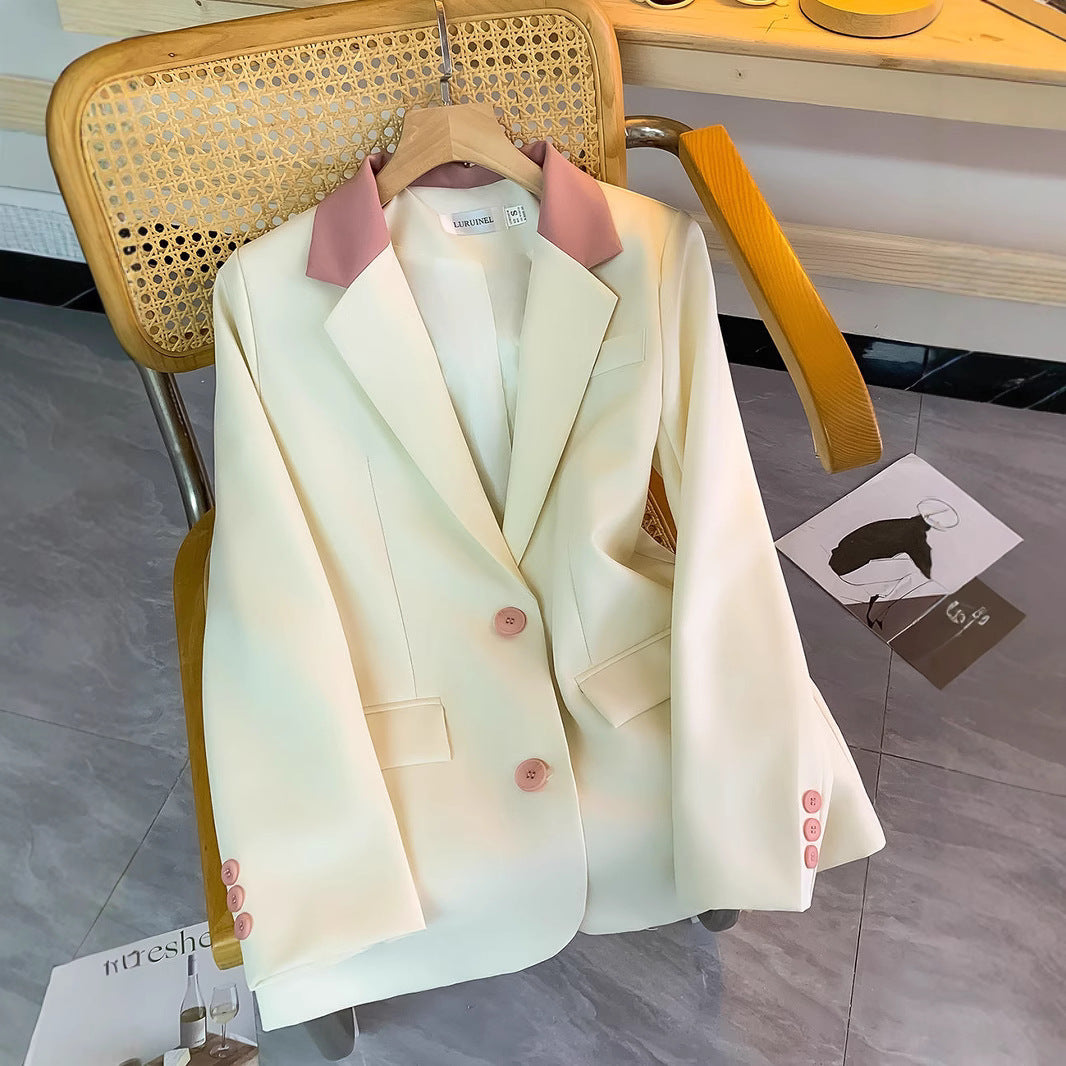 Blazer féminin stylé avec col élégant et détails de boutons spéciaux Chic & Stil