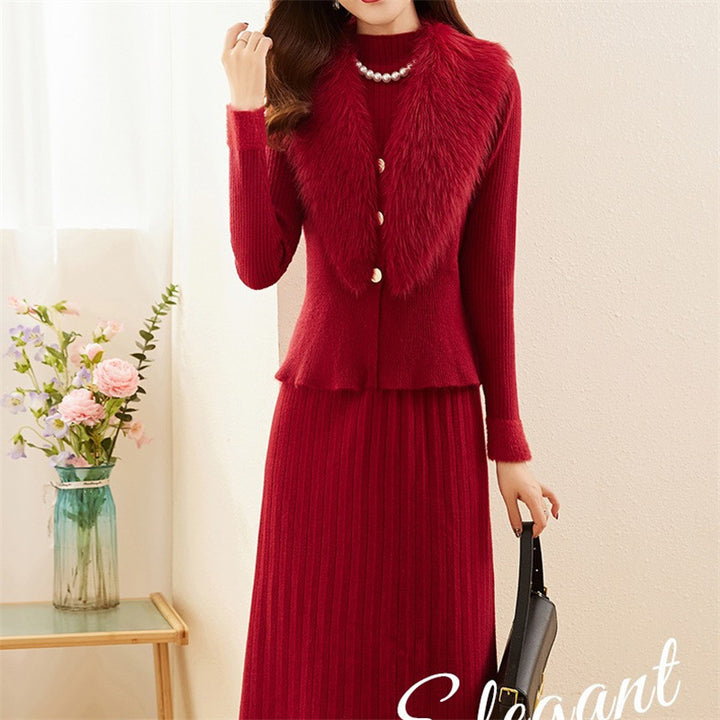 Lady elegant knit set with high-quality fur collar and ribbed structure.