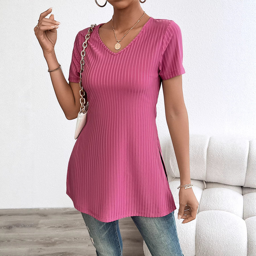 Fine knit top for women with an elegant V-neck and a flattering cut for the Chic & Stil silhouette