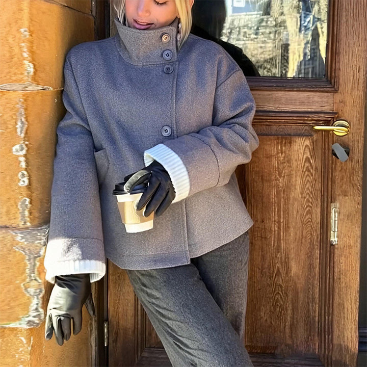 Veste oversize pour femmes avec col haut et détails en boutons Chic & Stil