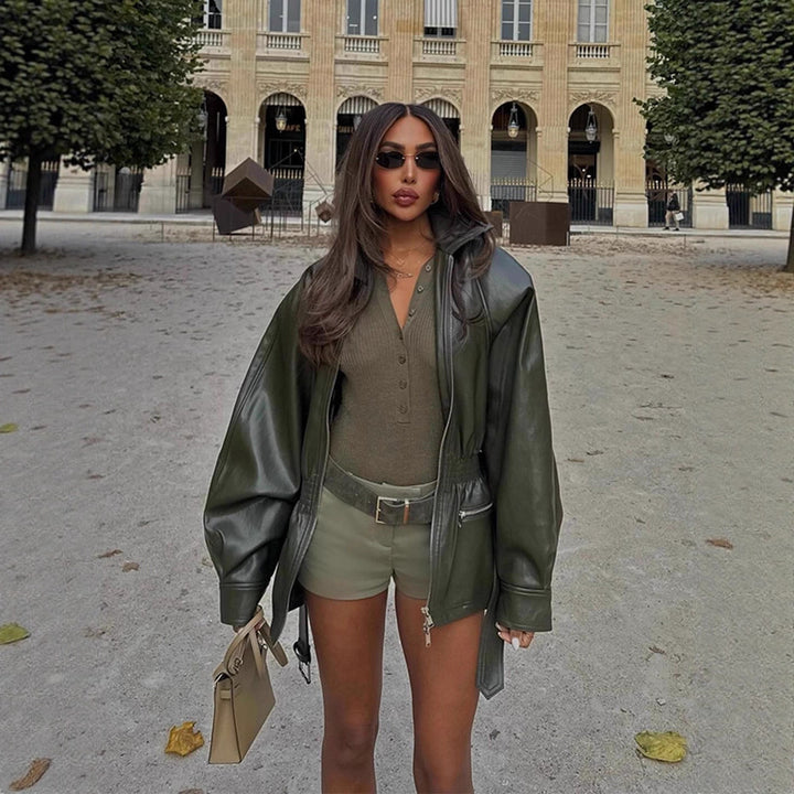 Veste pour femmes en simili cuir avec ceinture à la taille et poches zippées pratiques Chic & Stil