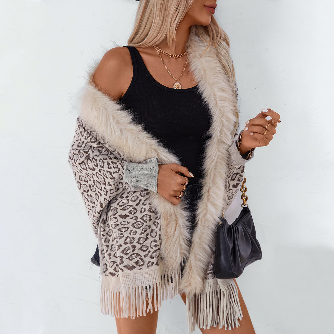 Elegant women's poncho sweater with a luxurious faux fur collar and a fringed hem Lune London