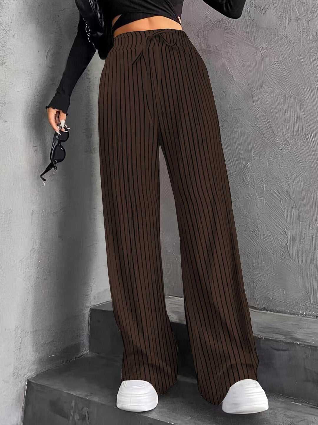 Pantalons plissés à coupe large pour femmes avec taille élastique et poches latérales pratiques Chic & Stil