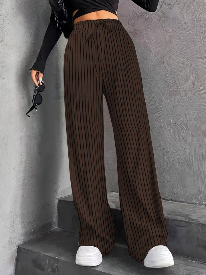 Pantalons plissés à coupe large pour femmes avec taille élastique et poches latérales pratiques Chic & Stil