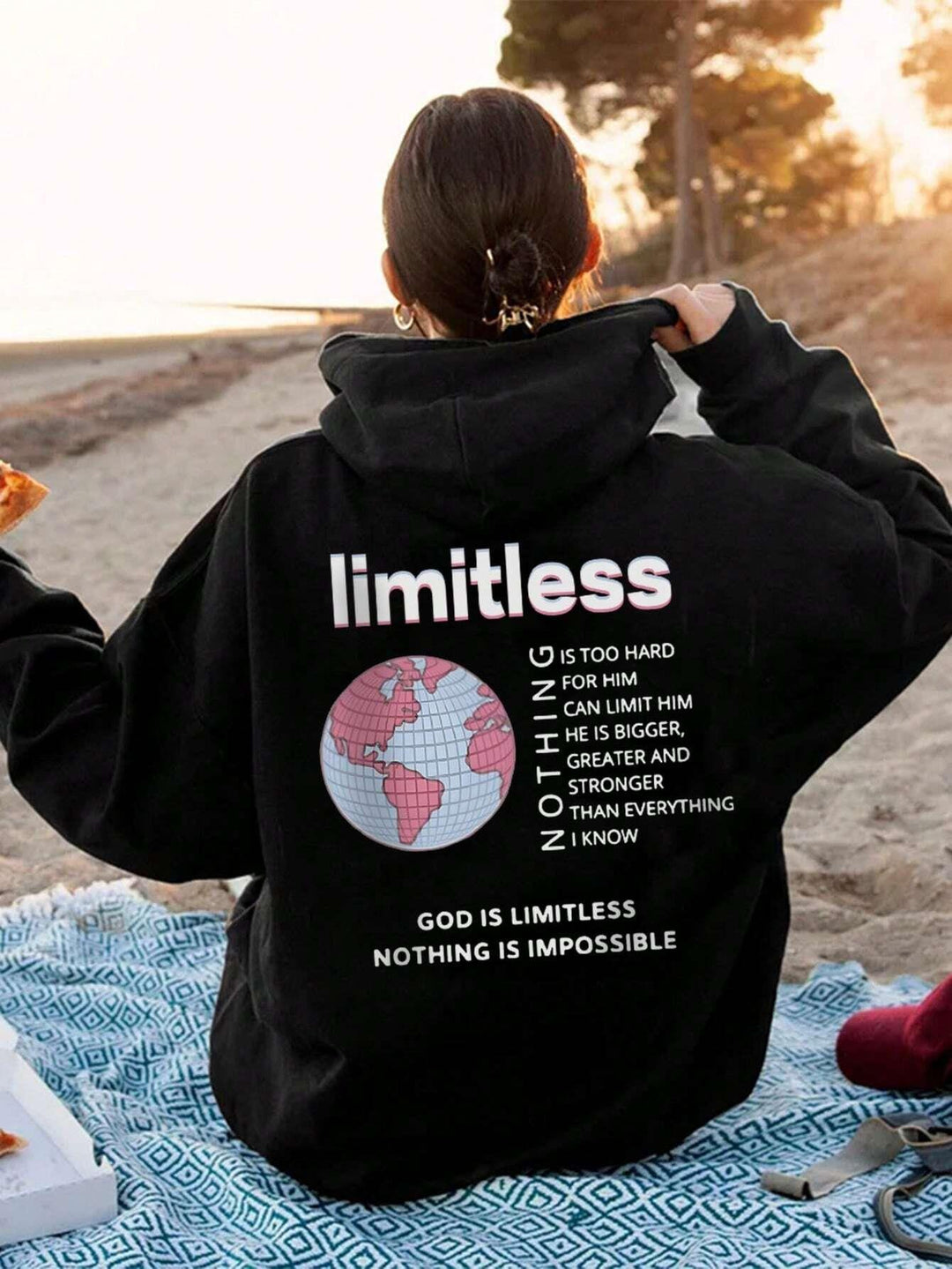 Hooded sweatshirt for women with limiting statement and world map Lune London