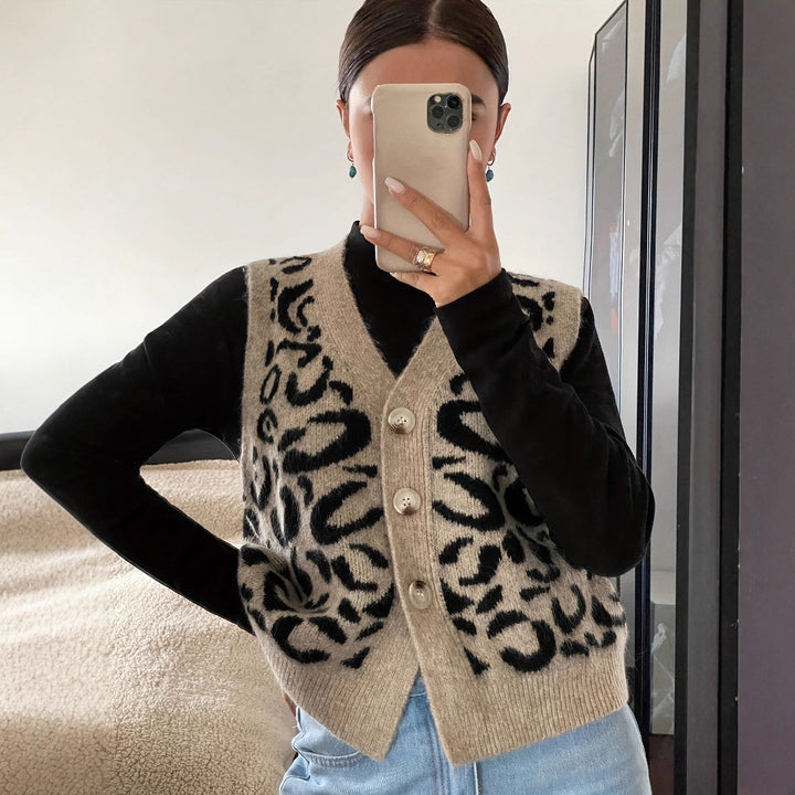 Gilet en tricot pour femmes avec un élégant motif léopard et des boutons de haute qualité Chic & Stil