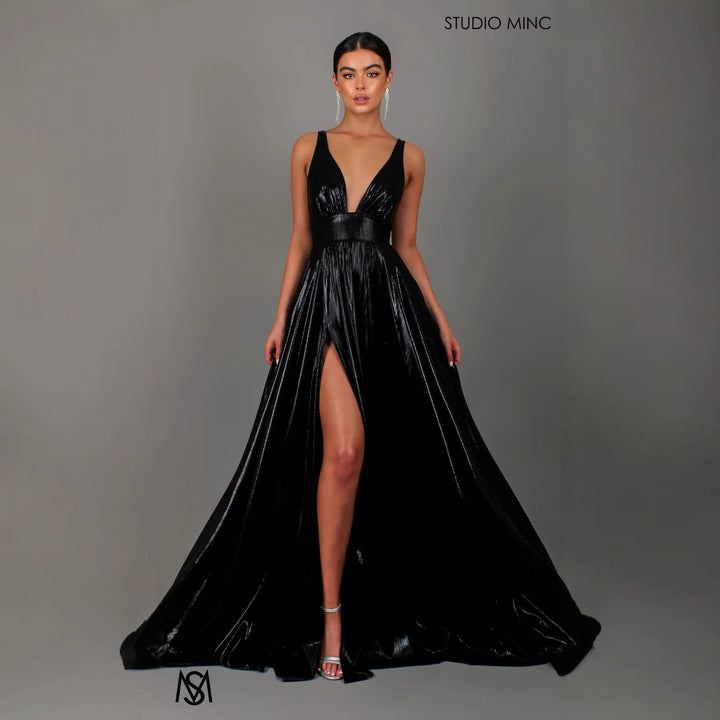 Glamorous maxi dress for women with deep V-neck and slit Chic & Stil