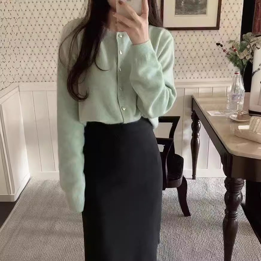 Cardigan féminin en tricot fin avec boutons décoratifs et coupe élégante Chic & Stil
