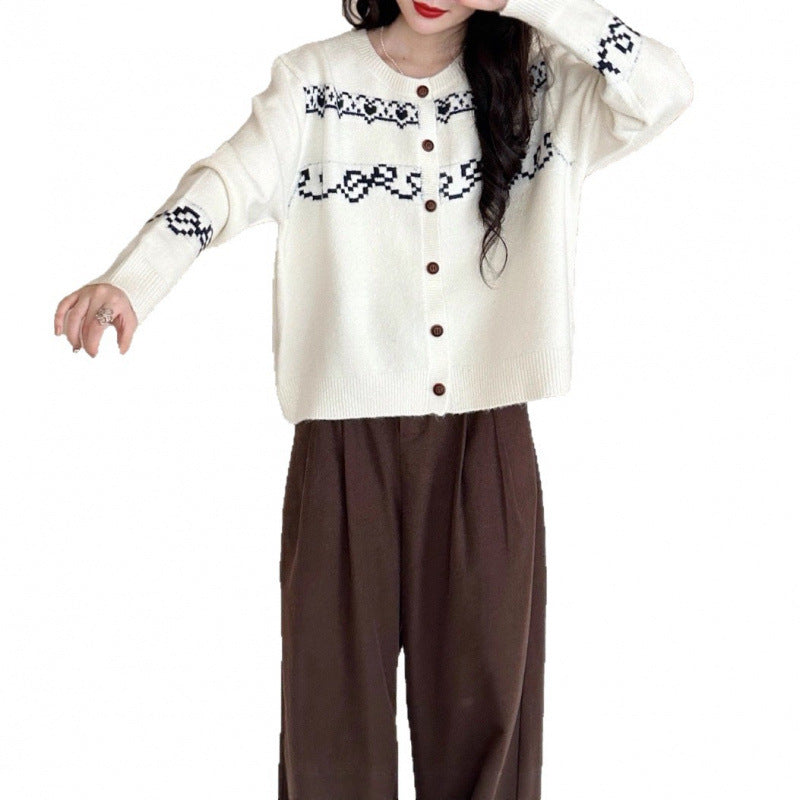 Cardigan tricoté ludique pour femmes avec boutons en bois et motifs traditionnels Chic & Stil