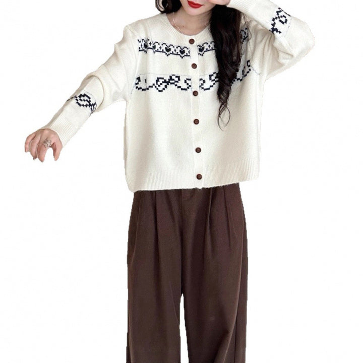 Cardigan tricoté ludique pour femmes avec boutons en bois et motifs traditionnels Chic & Stil