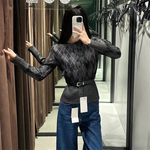 Cardigan pour femmes avec un motif à carreaux moderne et une ceinture amovible Chic & Stil