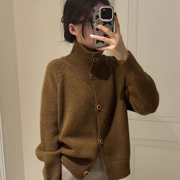 Cardigan pour femmes avec col montant et détails de boutons Chic & Stil