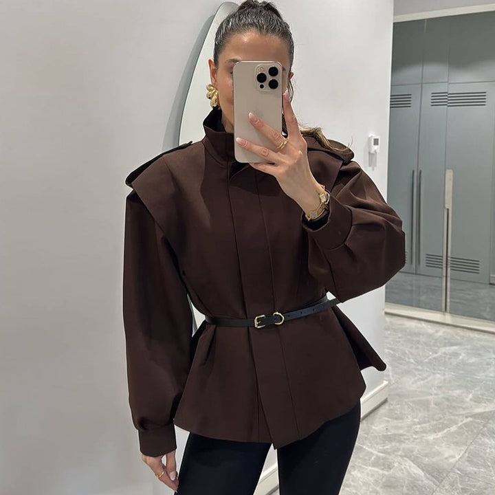 Lune London fashionable women's blazer jacket with short sleeves and a fitted cut