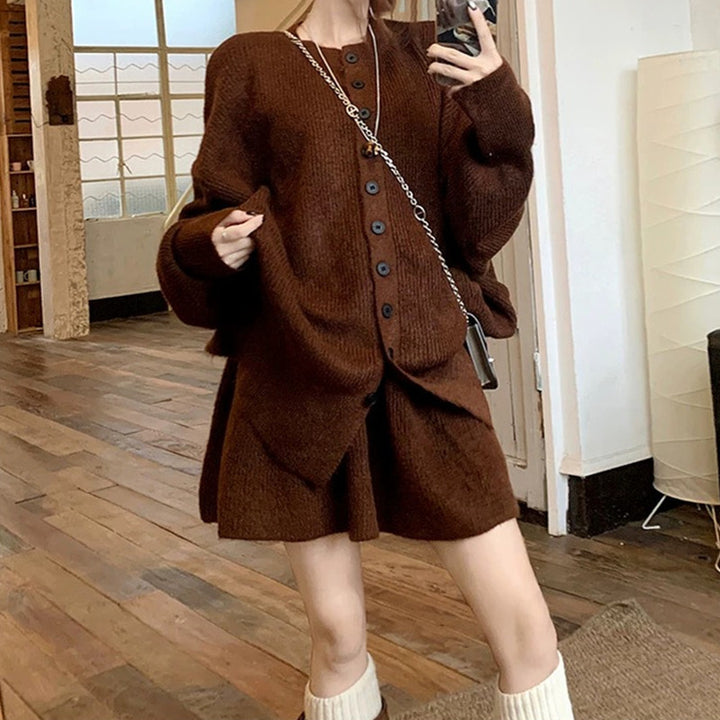 Ensemble tricot féminin avec des couches de pull contrastantes et une élégante patte de boutonnage Chic & Stil