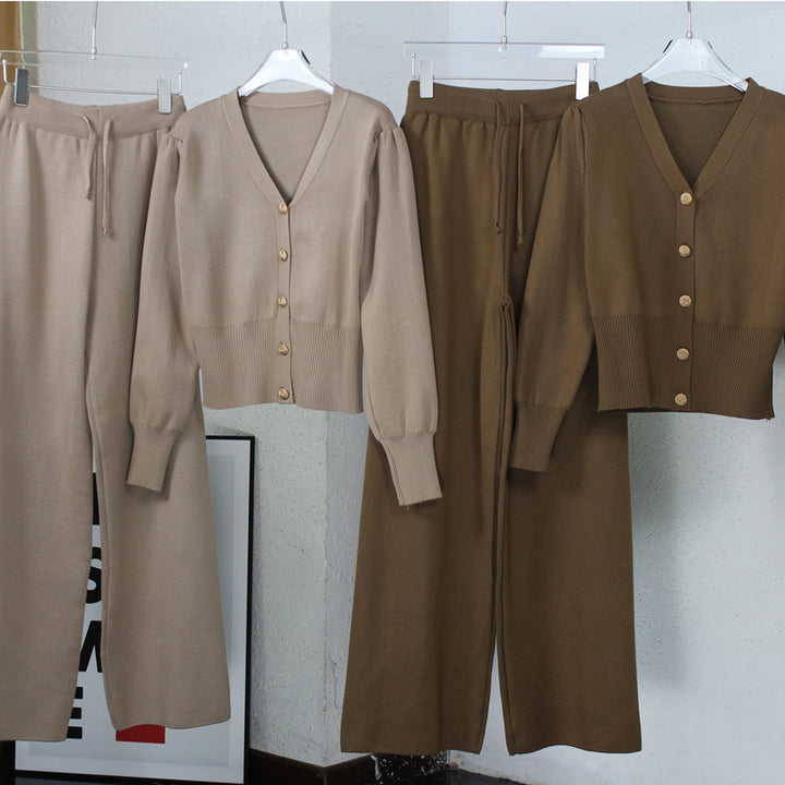 Women refined knit set with V-neck and decorative buttons Lune London