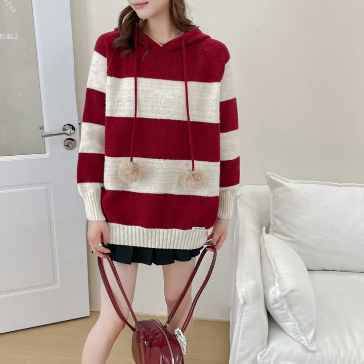 Haut de pyjama pour femmes en tissu confortable avec un design rayé et un pompon tendance.