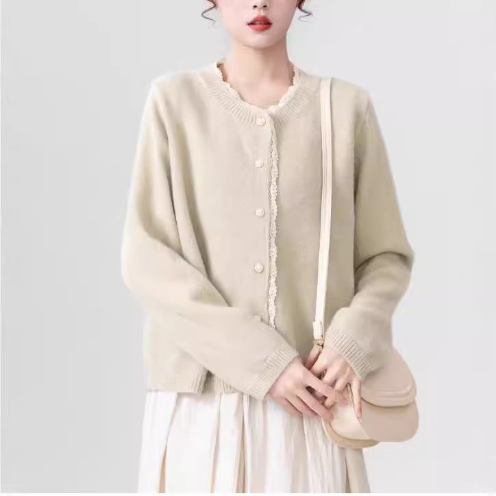 Cardigan femme avec dentelle et magnifiques boutons en perles Chic & Stil