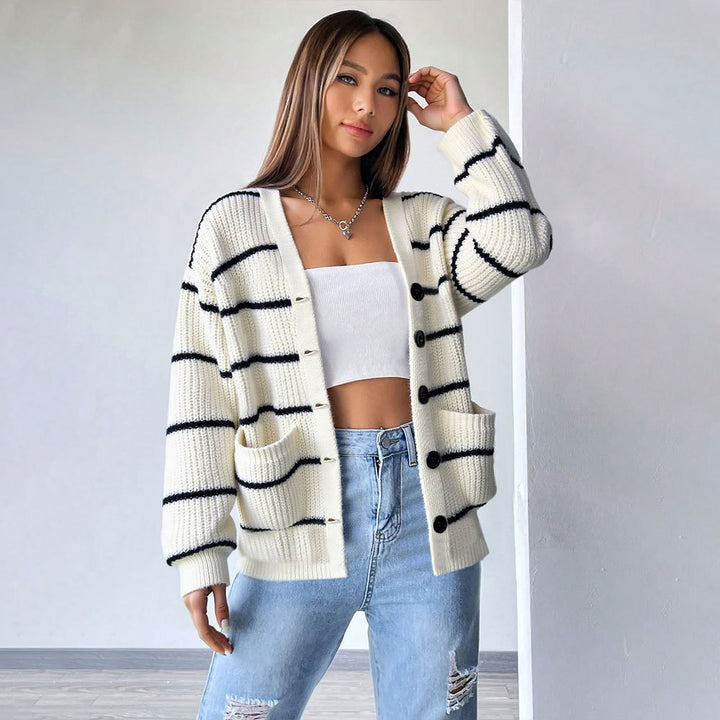 Gilet pour femmes avec un motif à rayures tendance et des poches pratiques Chic & Stil