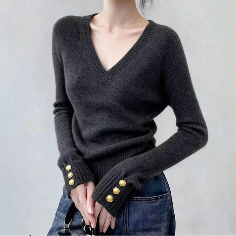 Pull fin pour femmes en V avec des détails de bouton élégants Chic & Stil