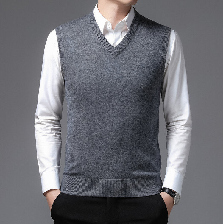 Men's V-neck sweater in fine cotton blend with elegant structure Lune London