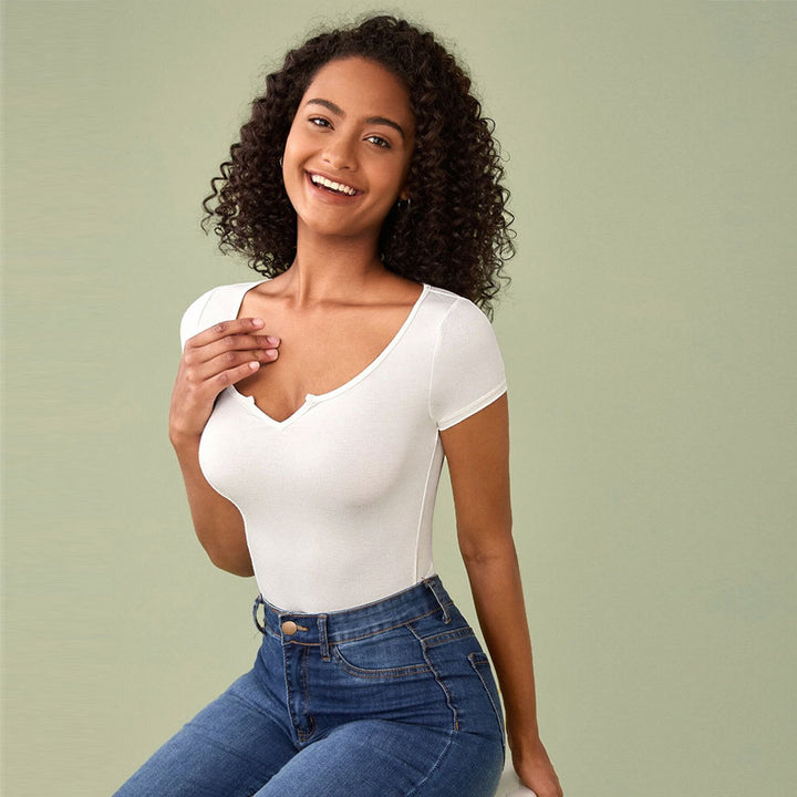 T-shirt ajusté pour femmes avec un décolleté en V profond et des manches courtes Chic & Stil