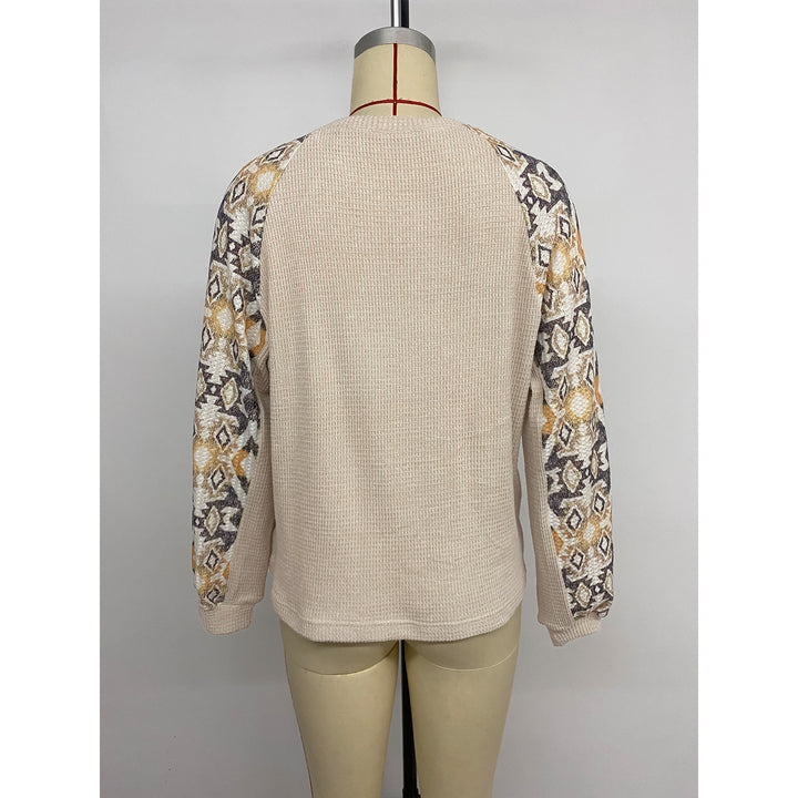 Knitted sweater for women with modern raglan sleeves and a floral pattern Lune London
