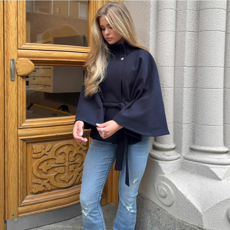 Veste cape élégante pour femmes avec ceinture ajustable Chic & Stil
