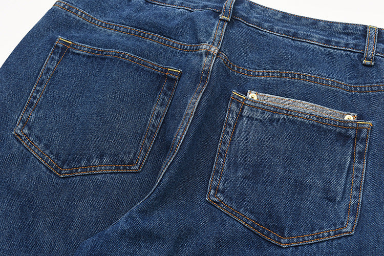 High-waisted women's jeans in vintage style with straight leg and practical pocket design Lune London