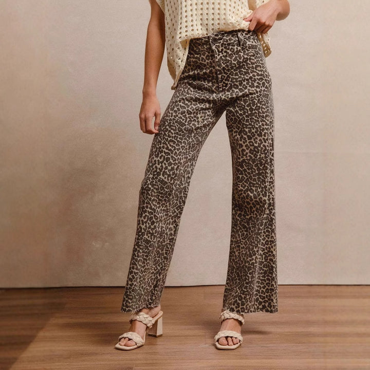 Loose jeans for women with chic leopard print and style