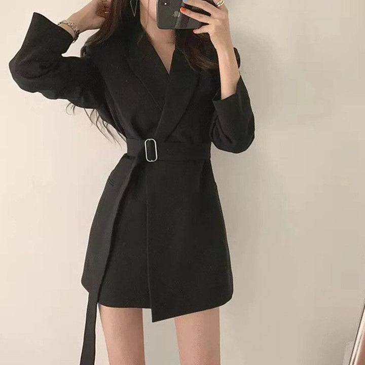 Robe blazer pour femmes avec coupe ajustée et ceinture Chic & Stil