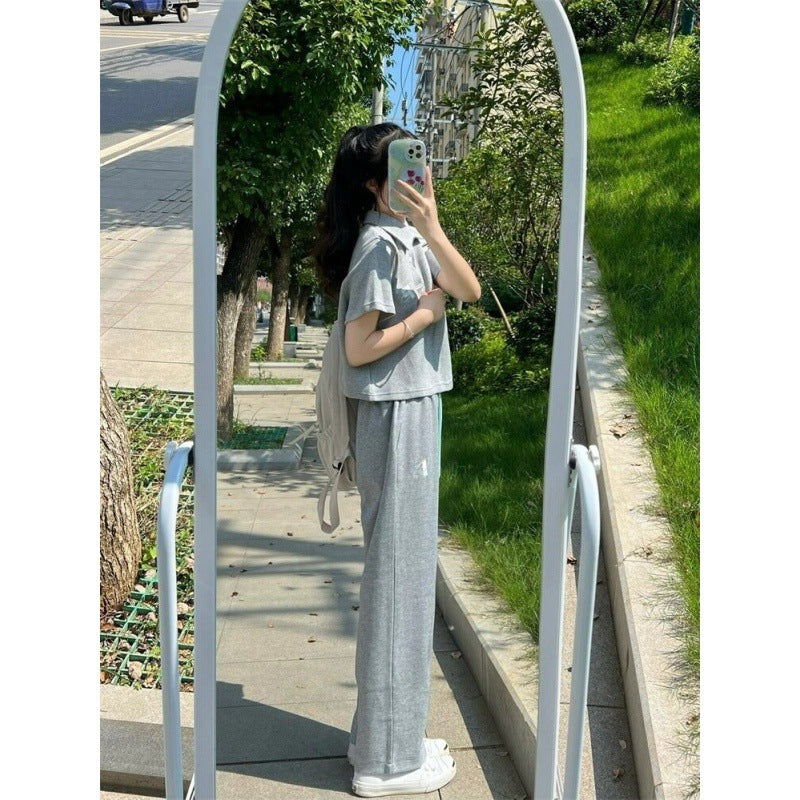 Women's sporty set with short top and joggers Chic & Stil