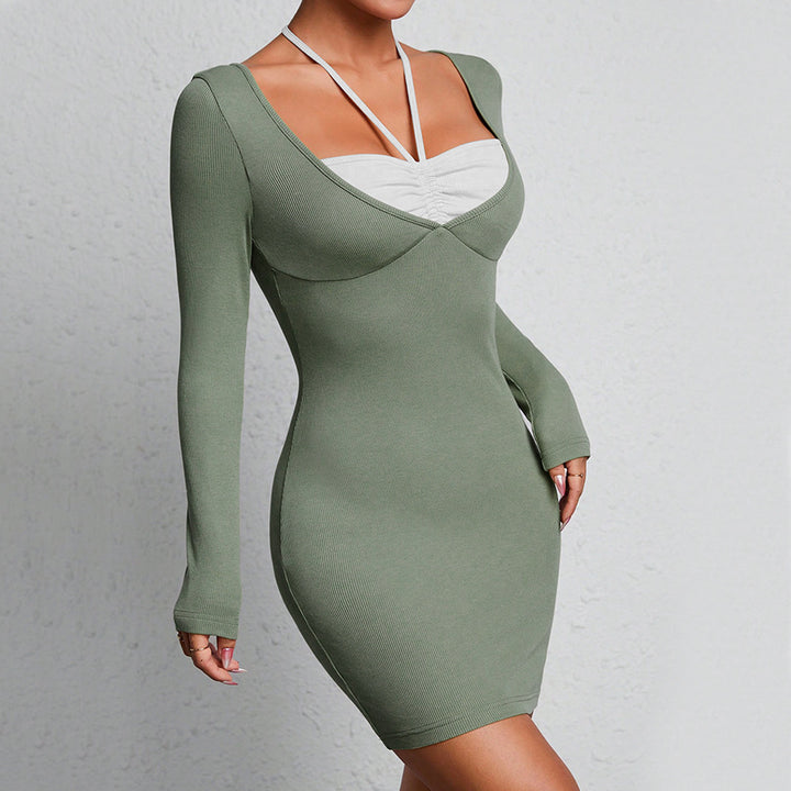 Robe longue ajustée à manches longues pour femmes avec décolleté sophistiqué et fin détails côtelés Chic & Stil