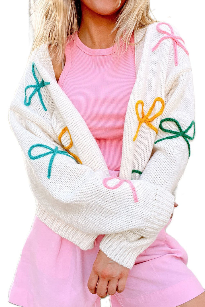 Cardigan pour femmes avec des appliqués de noeud ludiques Chic & Stil