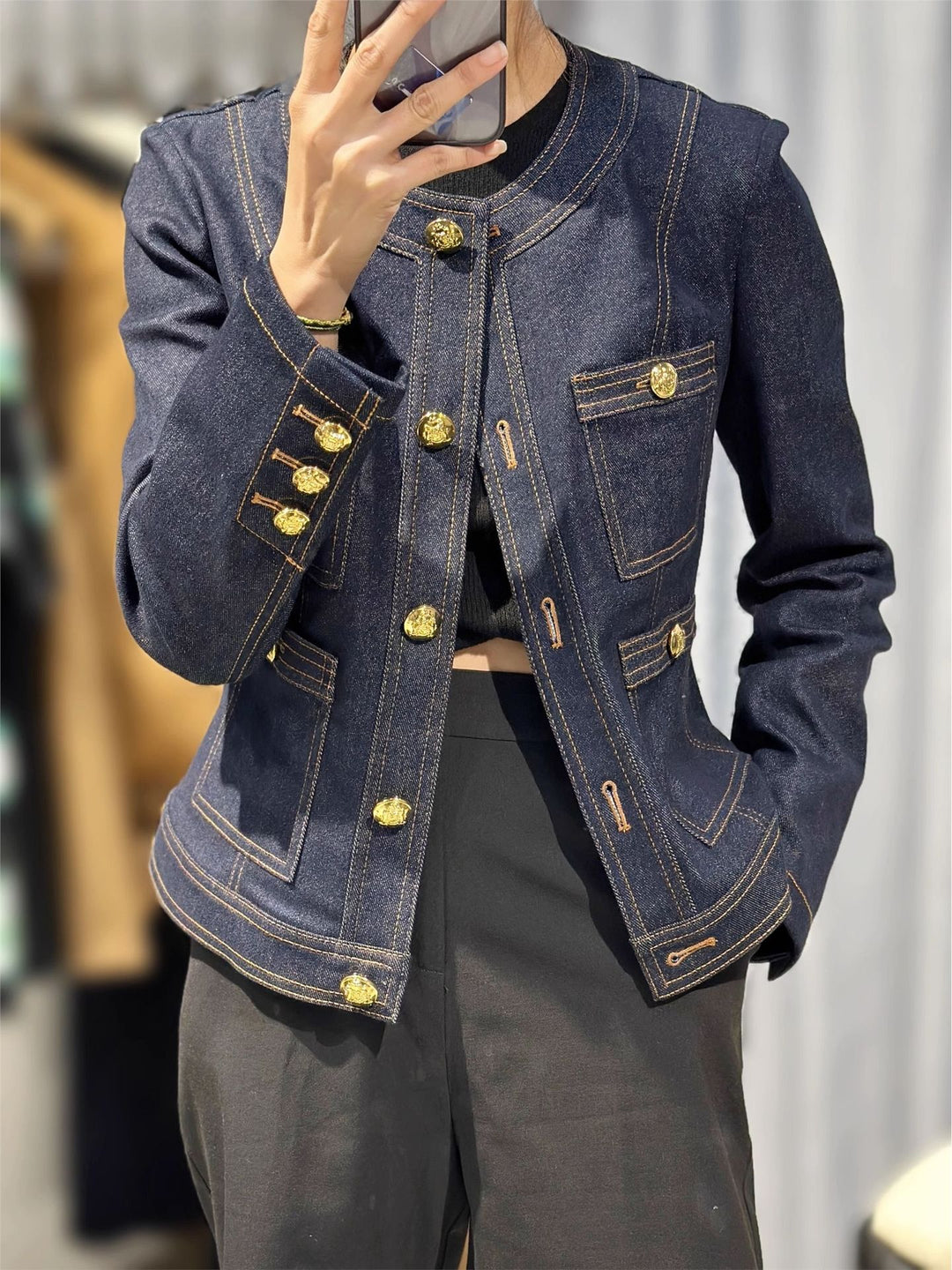 Veste en denim de mode pour femmes avec boutons dorés Chic & Stil