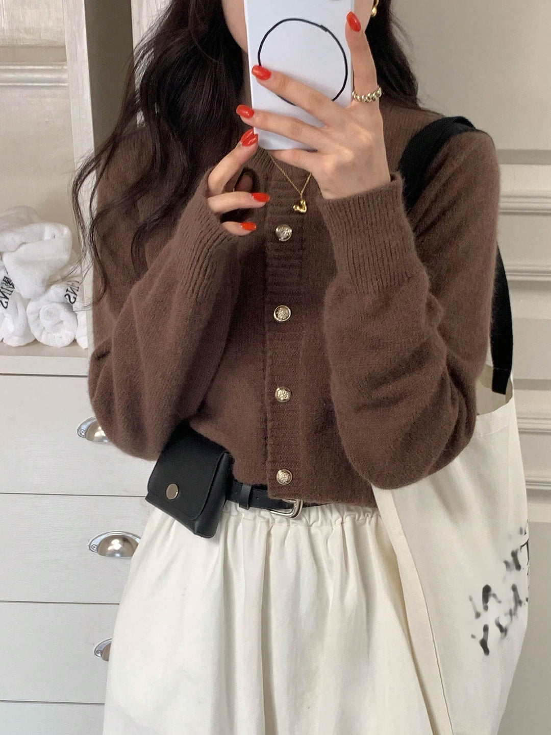 Cardigan féminin confortable avec des boutons décoratifs et coupe confortable Chic & Stil