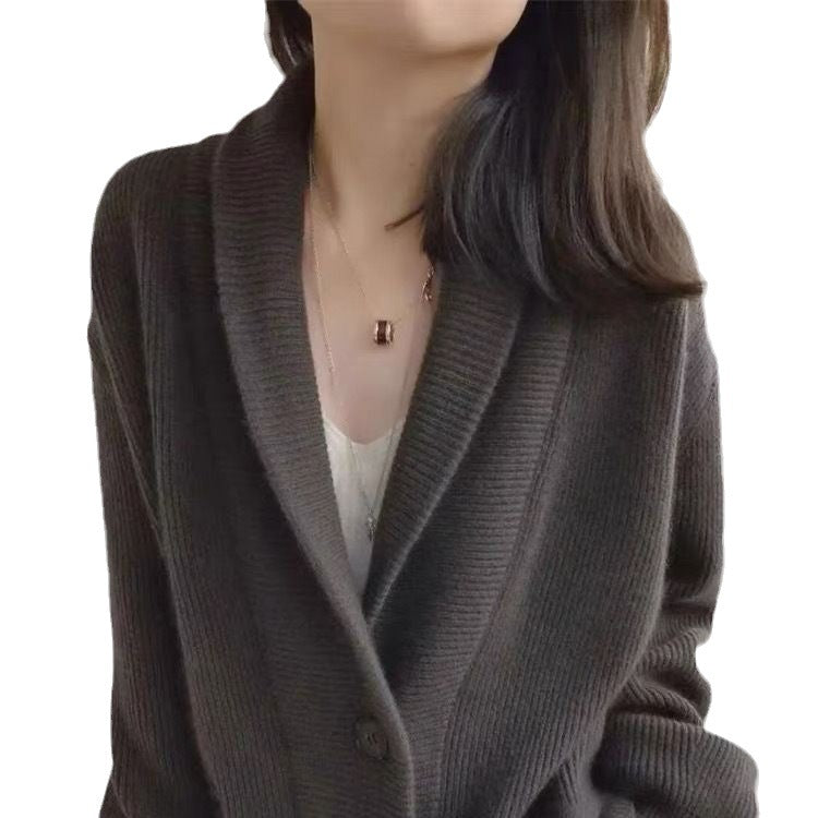 Cardigan en tricot épais pour femme avec une coupe généreuse et des revers classiques Chic & Stil