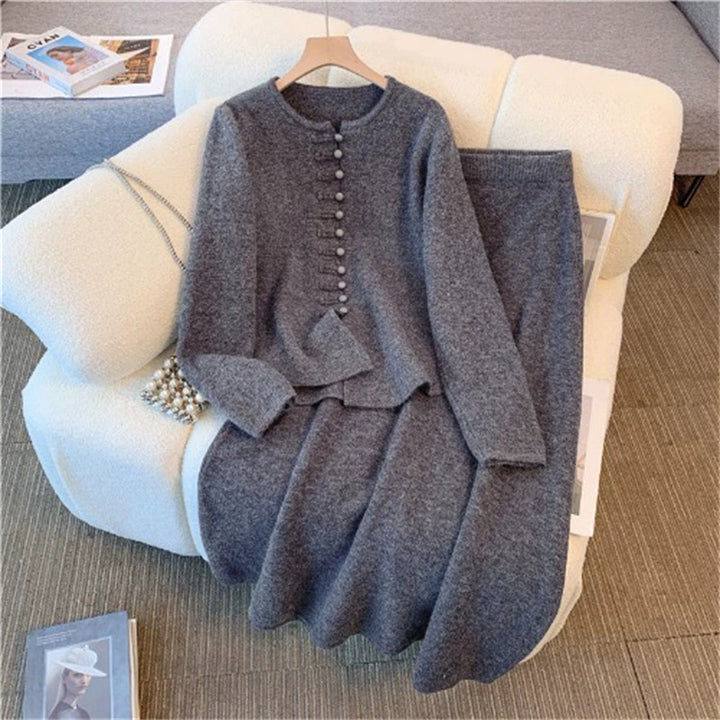 Ensemble en tricot pour femmes avec design classique de boutons et jupe fluide Chic & Stil