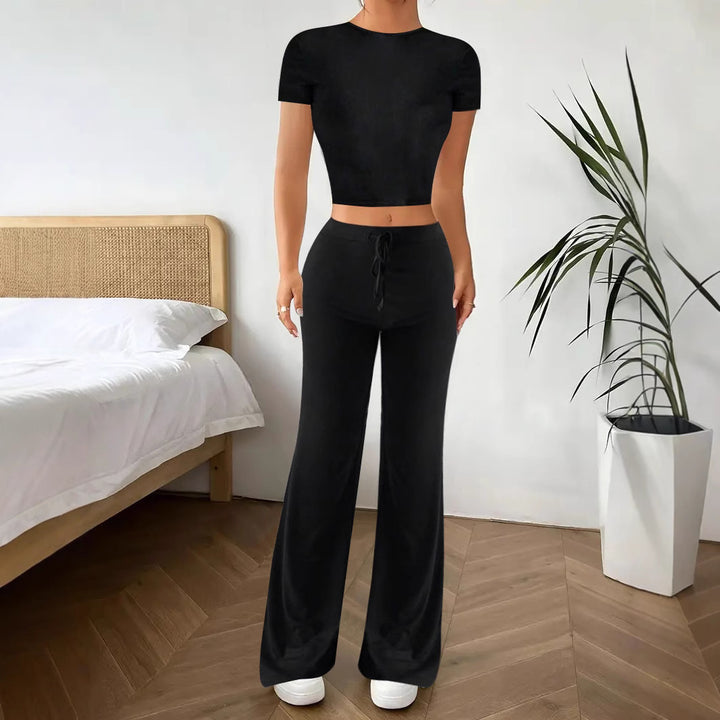 Comfortable loungewear set for women with cropped top and wide pants Lune London