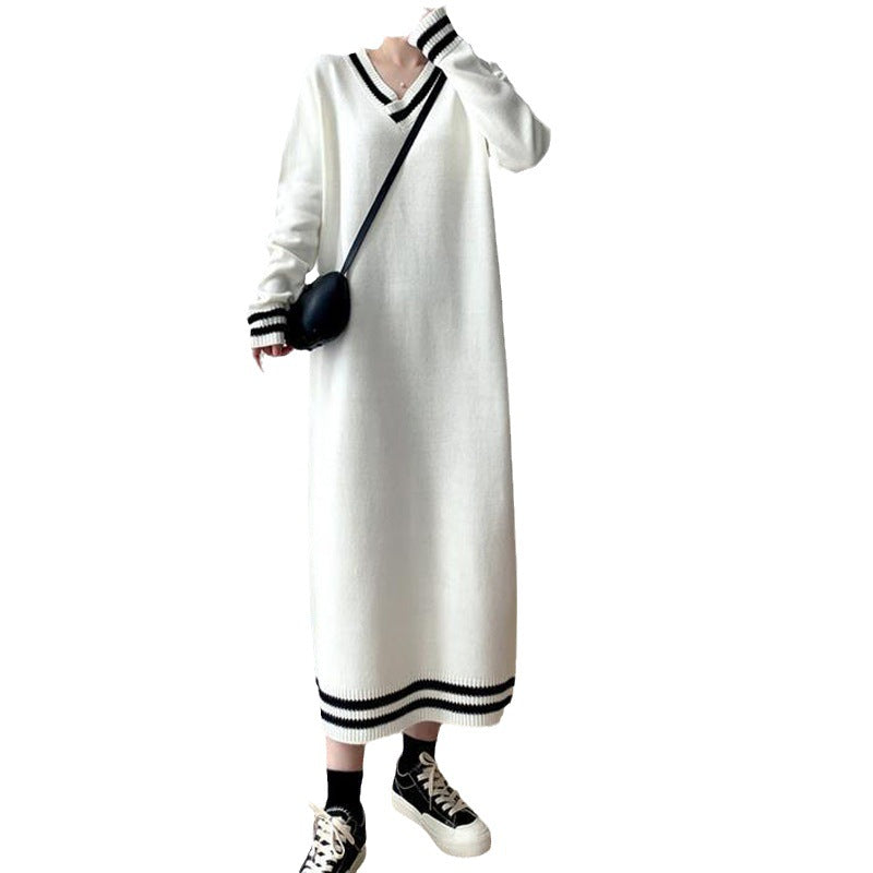 Robe tricotée élégante pour femmes avec décolleté en V et poignets contrastants Chic & Stil