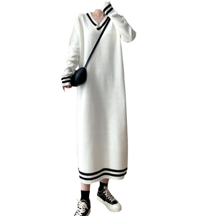 Robe tricotée élégante pour femmes avec décolleté en V et poignets contrastants Chic & Stil